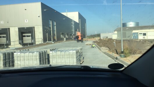 Bild Pflasterarbeiten und Setzen eines Ölabscheiders in Mieste